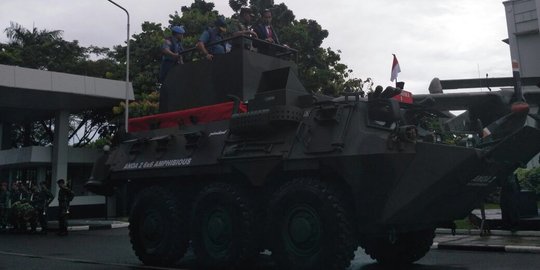 Puji Anoa Amphibi, Presiden Jokowi sebut 'bagus tank bisa masuk air'