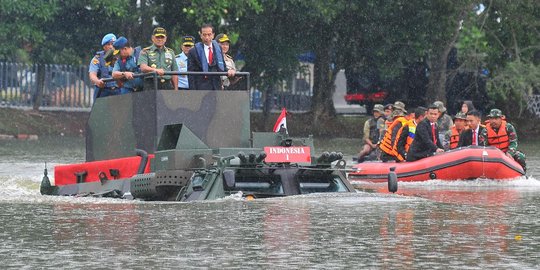 Hujan-hujanan, Jokowi jajal panser Anoa di danau