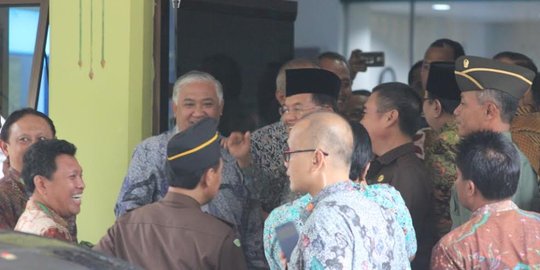 Wapres Jusuf Kalla besuk KH Hasyim Muzadi di Malang