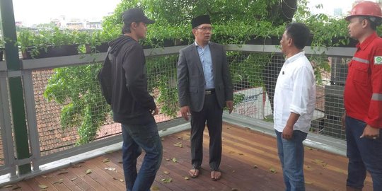 Pakai sendal 'jepit Pitung', Ridwan Kamil sidak Skywalk Cihampelas