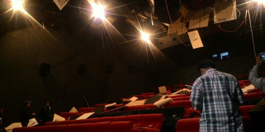 Akibat gempa 5,6 SR, atap bioskop di Mall Focal Point Medan ambruk