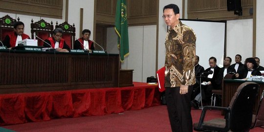 Ekspresi Ahok ketika kembali jalani sidang di PN Jakarta Pusat
