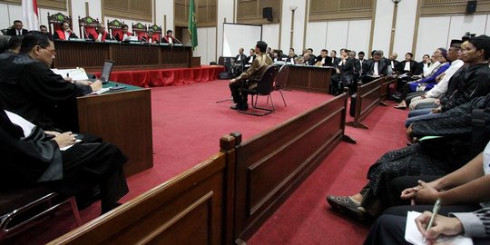 Polisi sita spanduk provokatif yang dibawa ke ruang sidang Ahok