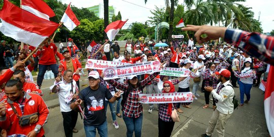 Aksi massa pro dan kontra kawal sidang Ahok di Kementerian Pertanian