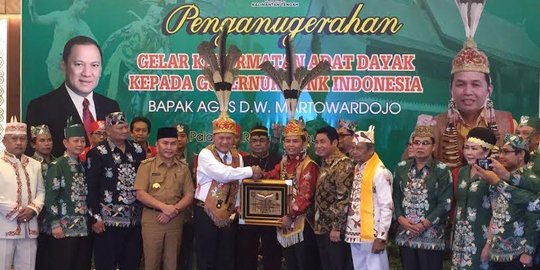 Gubernur BI dianugerahi gelar kehormatan masyarakat Dayak