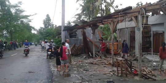 Diterjang puting beliung, atap rumah warga di Buleleng terbang