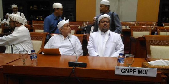 Ketika Rizieq berhadapan dengan banteng moncong putih