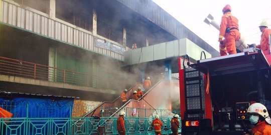 Banyak dagangan mudah terbakar, api di Pasar Senen sulit dipadamkan