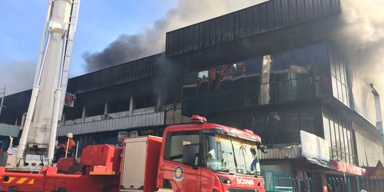 Pemadaman api di Pasar Senen mentok di lantai dua
