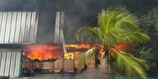 7 Jam kebakaran Pasar Senen makin membesar, kayu dan kaca berjatuhan