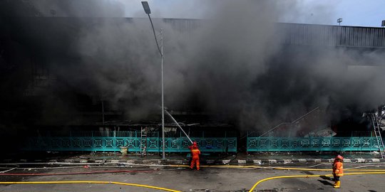 Menjelang sore, kebakaran hebat di Pasar Senen tak kunjung padam