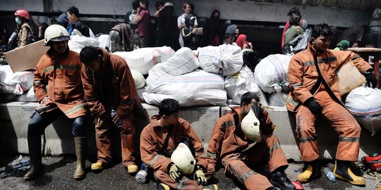 Air dari 3 kali belum mampu jinakkan api di Pasar Senen