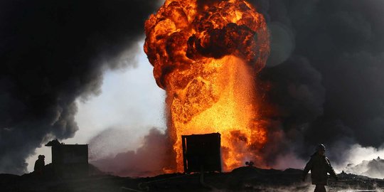 Sumur minyak Qayyara yang dibakar ISIS membara bak gunung meletus