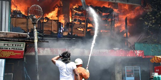 Ahok duga besarnya api di Pasar Senen karena banyak tumpukan barang