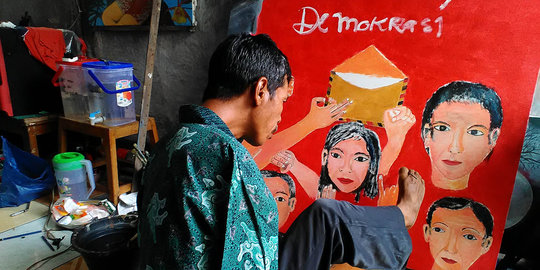 Kisah inspiratif Salim Harama melukis dengan kaki