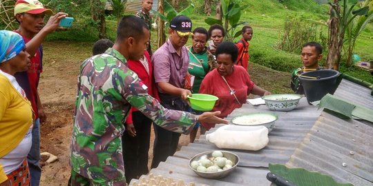 Kisah telur asin prajurit Kostrad bantu mama-mama di Papua