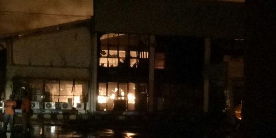 Diduga korsleting, pabrik mi instan di Tangerang terbakar