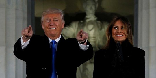 Tawa sumringah Trump ketika berdiri di depan patung Abraham Lincoln