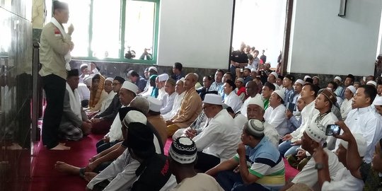 Salat Jumat berjemaah di Petamburan, Agus diteriaki warga