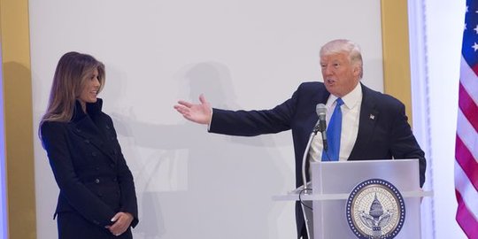 Lucu, Trump minta Melania duduk di kursi malah ditinggal pergi