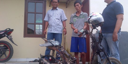 Ketahuan curi helm, tukang jahit babak belur dan motornya dibakar