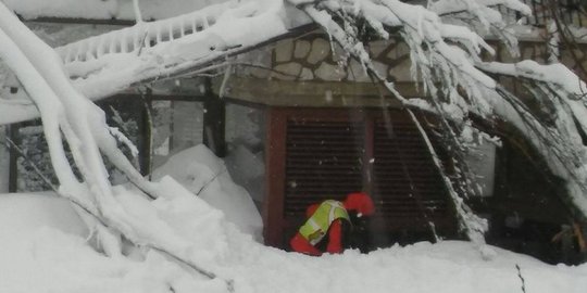 Hotel terkubur salju selama 2 hari, 8 tamu ditemukan selamat