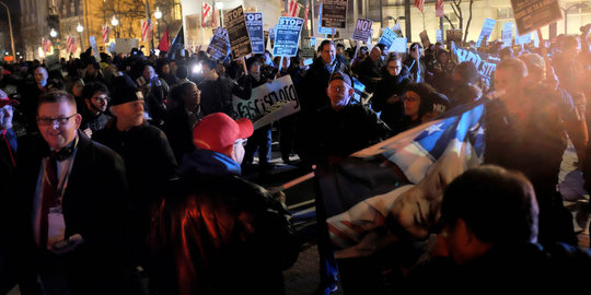Massa pendukung dan anti-Donald Trump bentrok di Washington
