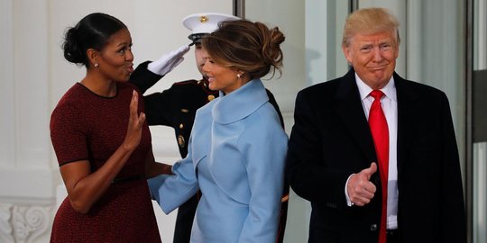 Pakai baju biru, Melania Trump siap jadi Ibu Negara