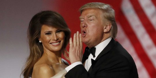 Kemesraan Donald Trump bersama istri usai pelantikan