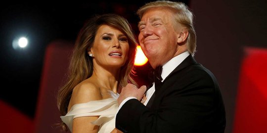 Mesranya Trump dan istri berbagi dansa pertama sebagai presiden AS
