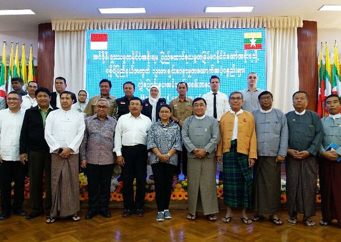 menlu ri berikan bantuan kemanusiaan buat warga rohingya
