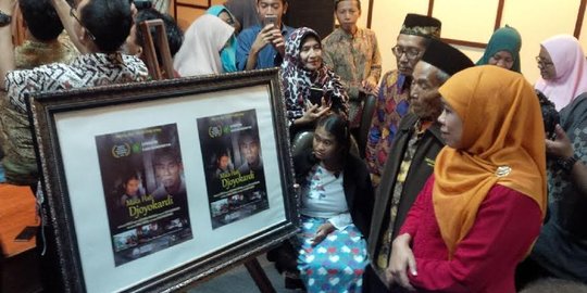 Khofifah dapat surprise film dokumenter 'Mata Hati Djoyokardi'