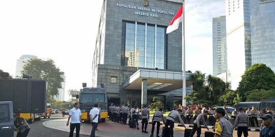 Aksi massa FPI di Polda Metro dikawal ratusan polisi & baracuda