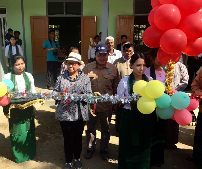 menlu retno dalam acara peresmian sekolah di myanmar