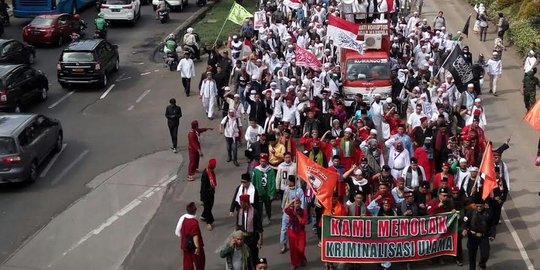 Rizieq diperiksa, massa FPI long march dari Al Azhar ke Polda Metro