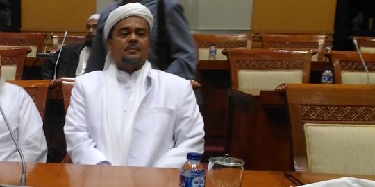 Tiba di Polda Metro naik Pajero, Rizieq acungkan jempol