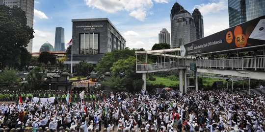 Lautan massa FPI kawal pemeriksaan Habib Rizieq di Polda Metro Jaya