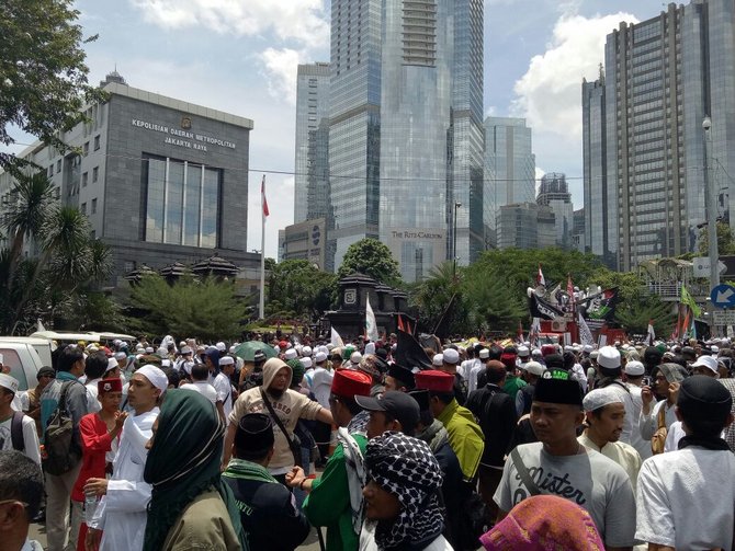 massa fpi salat di depan polda metro