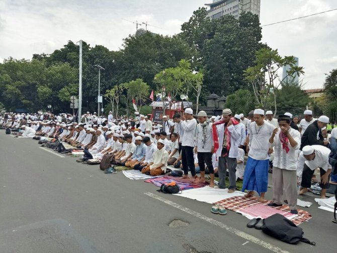 massa fpi salat di depan polda metro