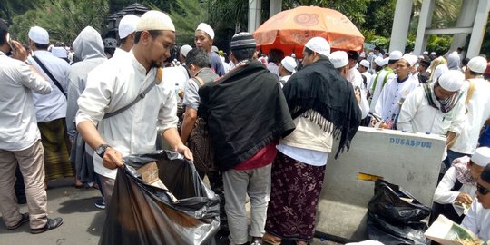 Demonstran ini pilih bersihkan sampah di tengah unjuk rasa FPI