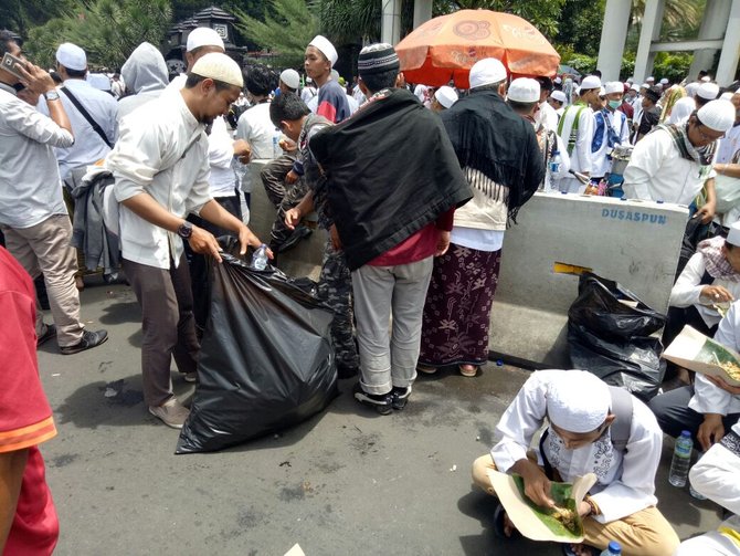 aksi bersih sampah di demo fpi