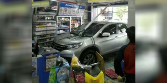 Pengemudi salah injak rem, Honda CRV seruduk masuk Indomaret