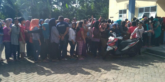 Warga Tangsel antre jadi pelipat kertas suara Pilgub Banten