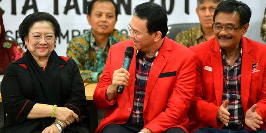 Sambil berikan buku, Mega tegaskan dukungan penuh untuk Ahok