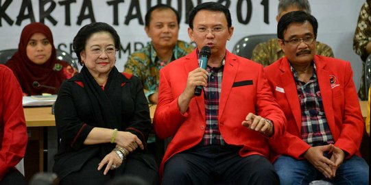 Ahok sumringah diberi buku kedua dari Megawati