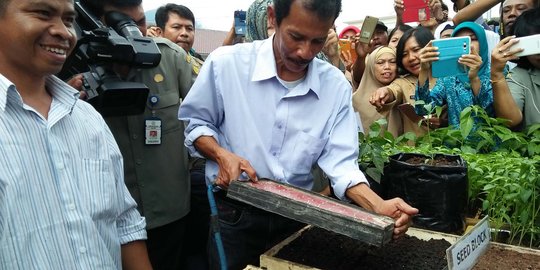 Mentan Amran patenkan alat tanam cabai buatan petani