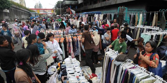 Pedagang Pasar Senen sementara dibiarkan jualan di jalan meski macet