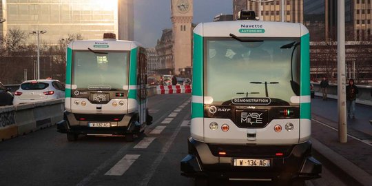 Asyiknya berkeliling Paris dengan bus tanpa sopir