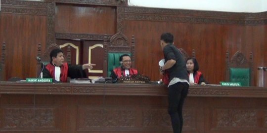 Teriak-teriak, pengunjung sidang Ramadhan Pohan diusir hakim