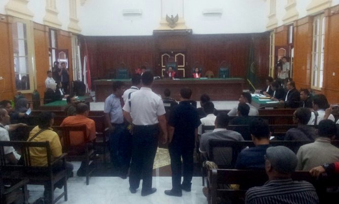 hakim usir pria yang interupsi sidang ramadhan pohan